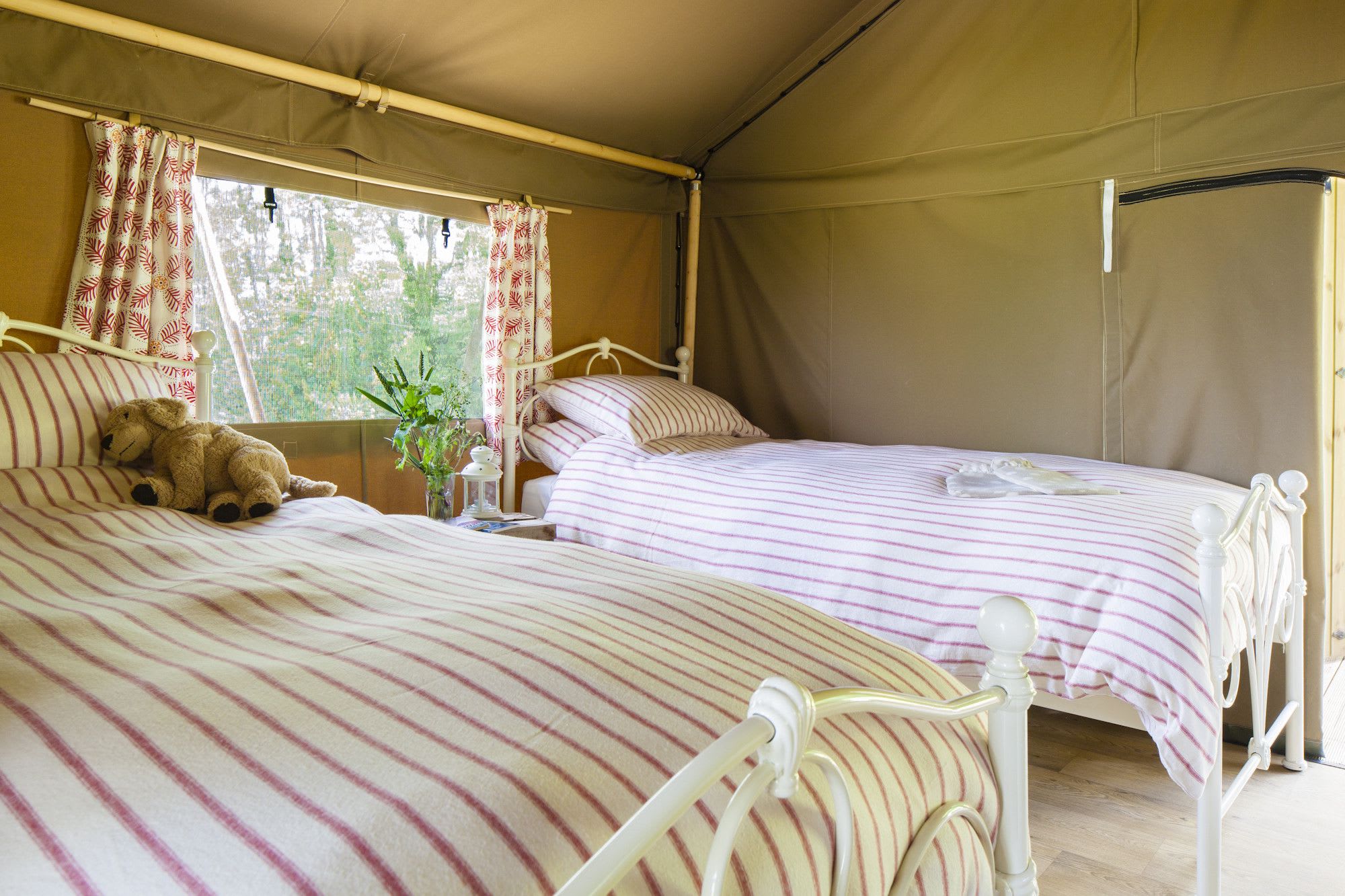 Twin bedroom with cosy bedding