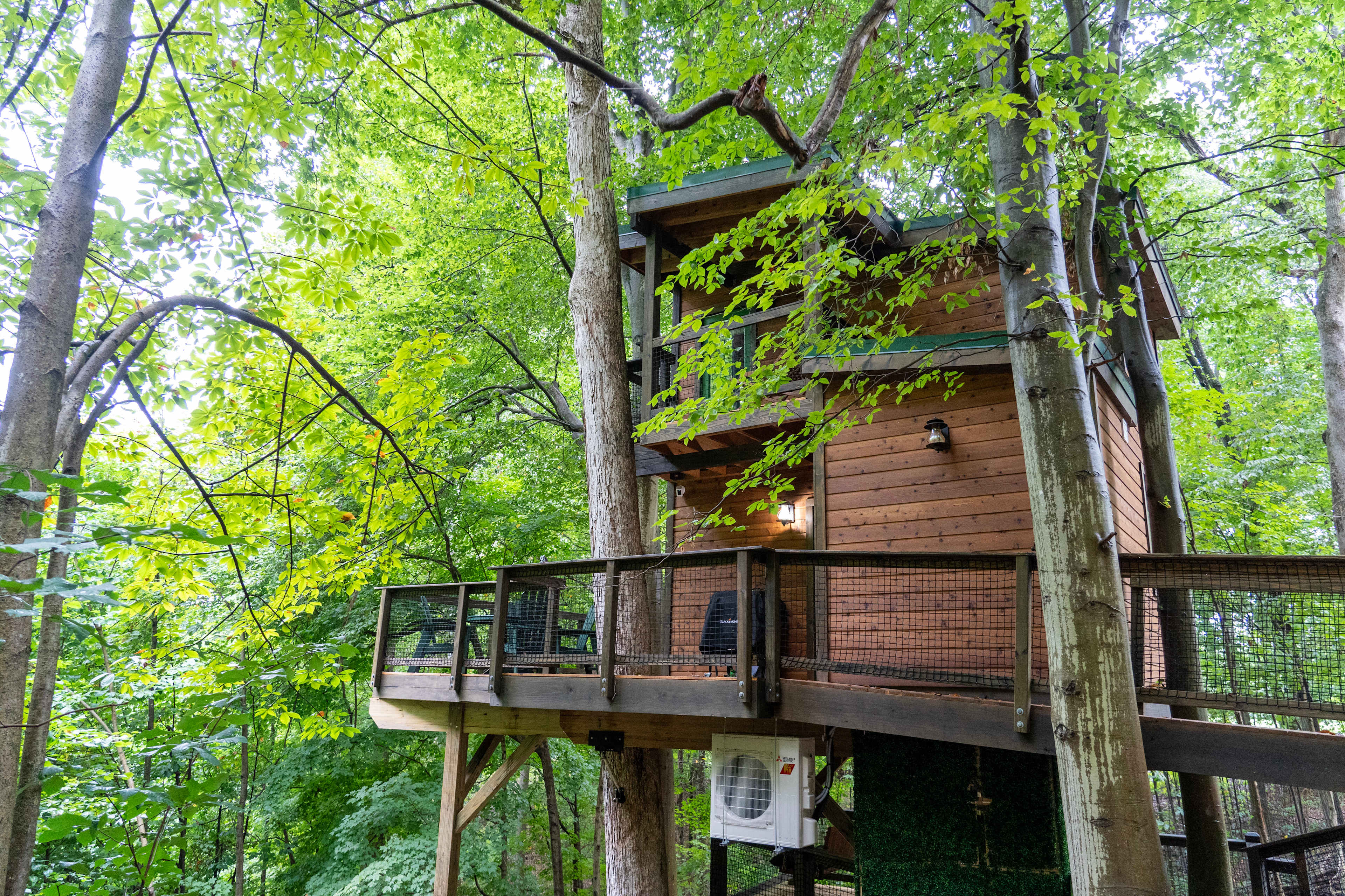 Rustic Treehouse In Hocking Hills