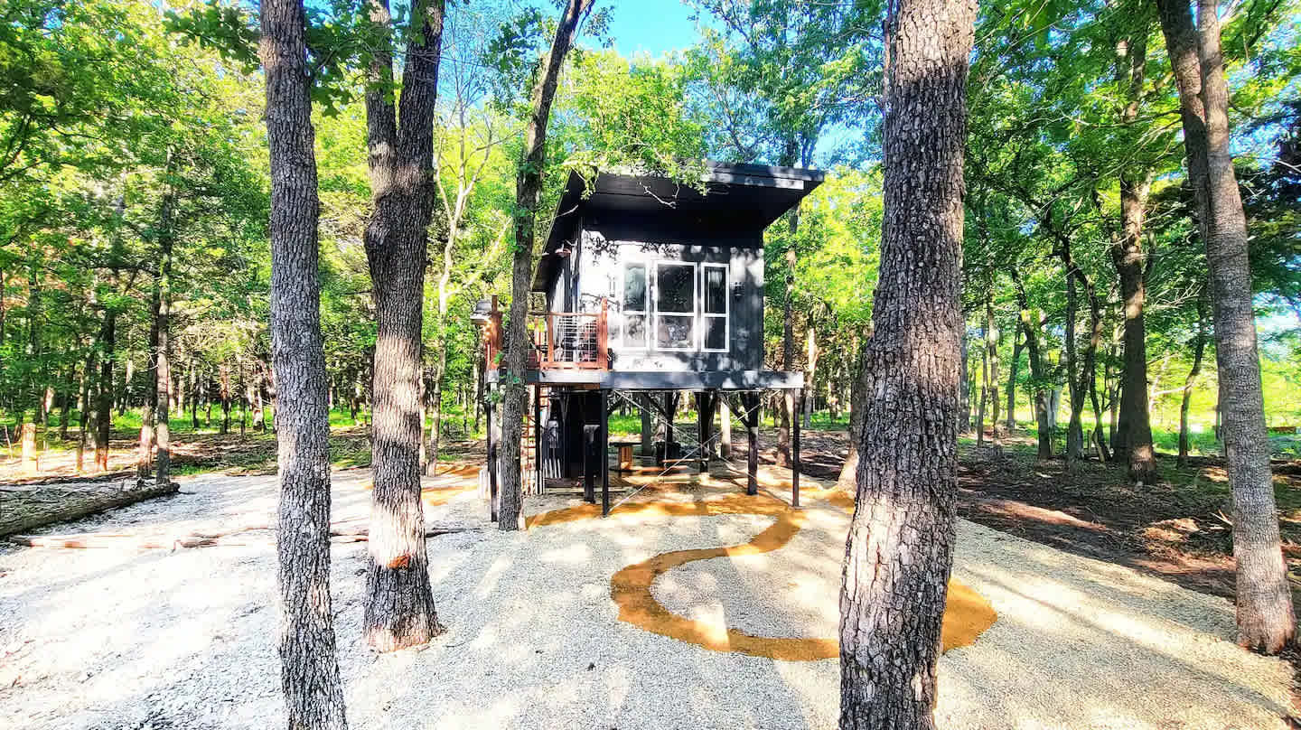 Romantic treehouse located in five acres of wooded Texas countryside just 90 minutes of Dallas, Texas