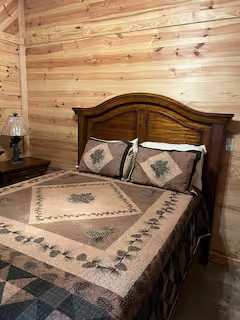 Elegant Log Cabin Creekside