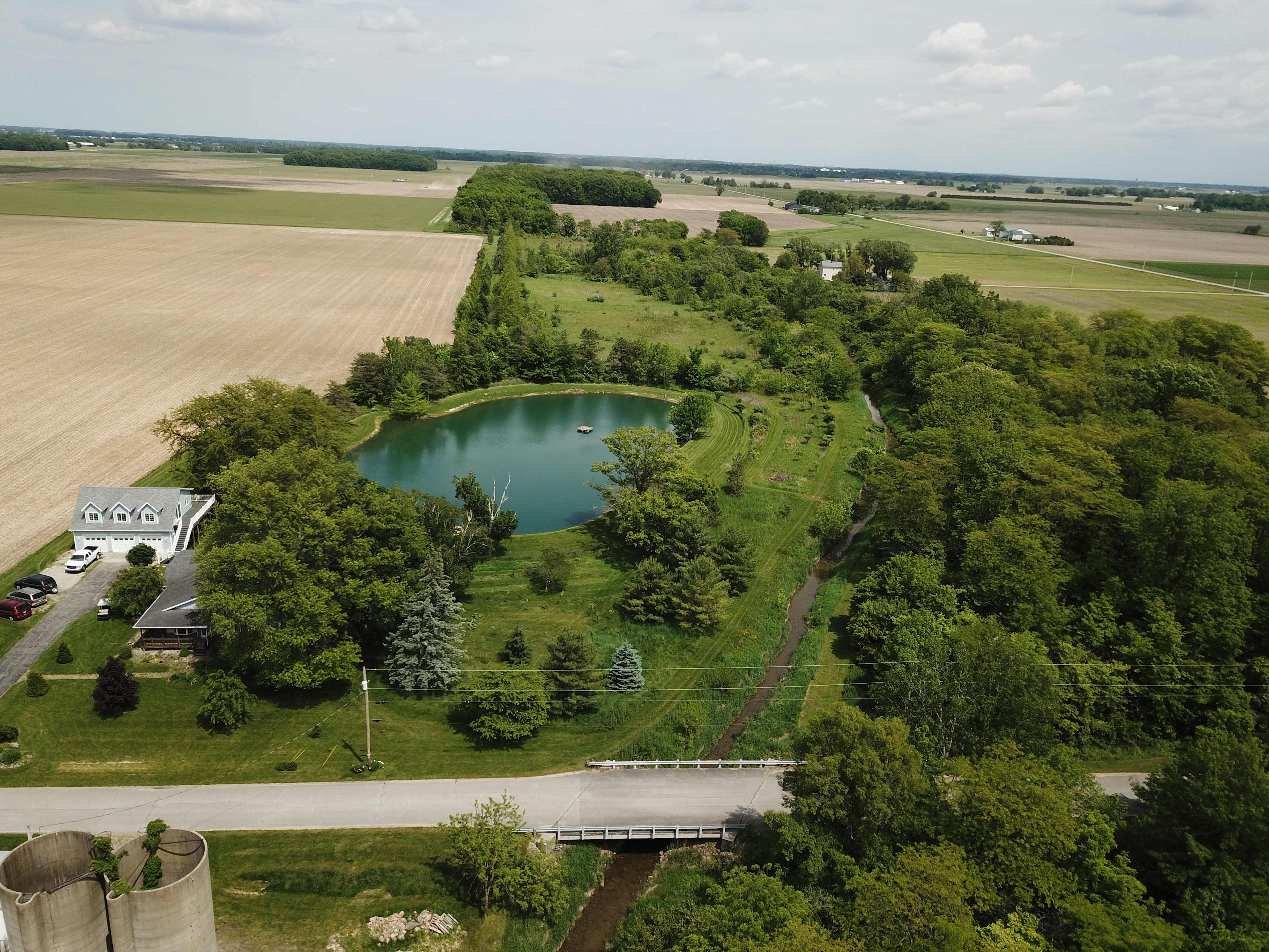Rusty's Retreat with pond and river