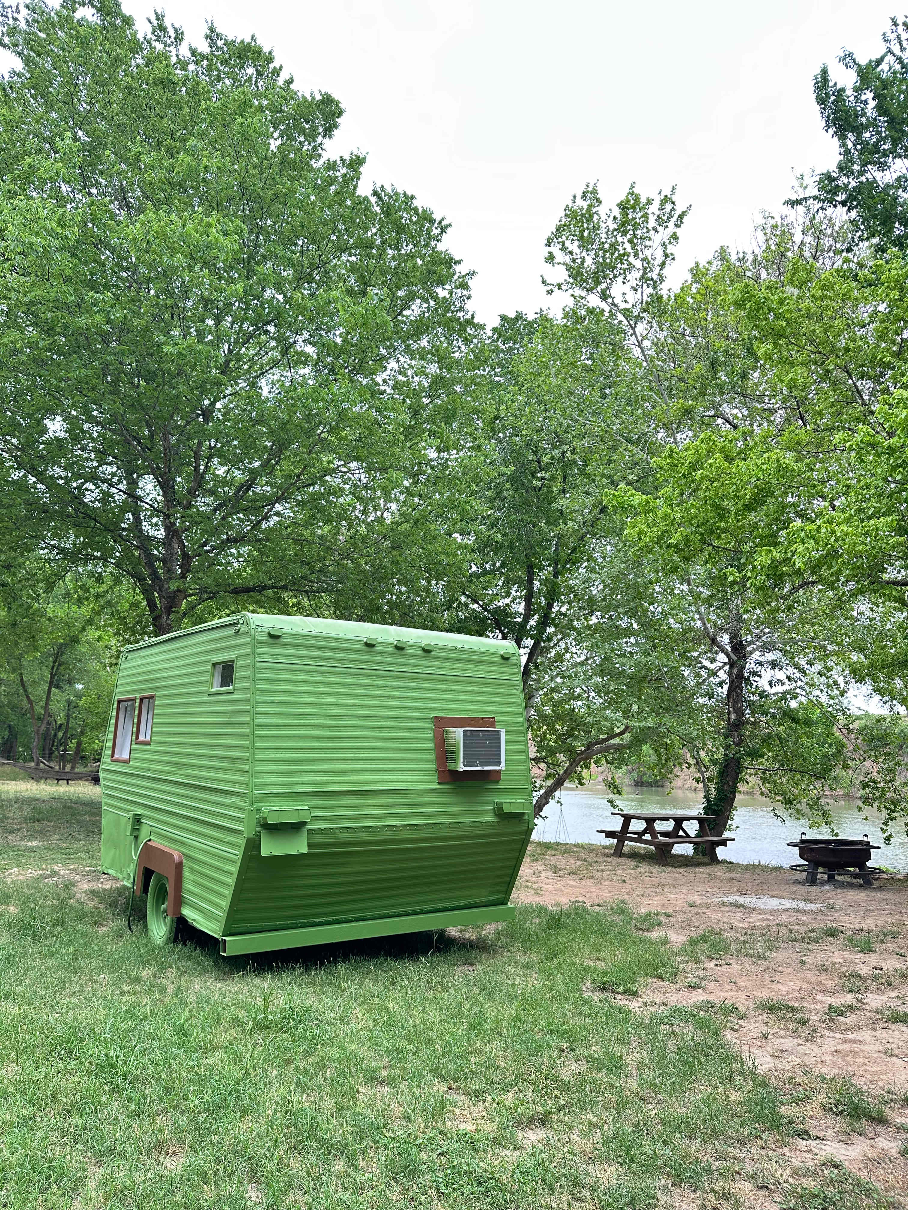 Terry's Spot! A Small Camper W/ A Queen Bed, An Rv Bunk Size Bed, AC, Roku, WiFi, Coffee Pot, Toaster, & A Mini Fridge/Freezer Combo! Enjoy The Outdoors In A Bit Of Style & Many Comforts! 